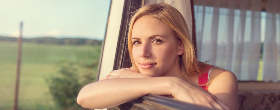 Eine Frau schaut aus einem Wohnmobilfenster