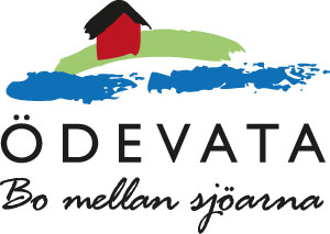 Logo mit einem roten Haus auf einem grünen Hügel und zwei blaue Wellen und dem Text Ödevata