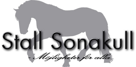 Text Stall Sonakull med en grå häst i bakgrunden
